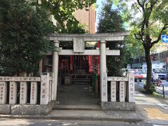 表参道まで戻ったところで、
いつも素通りする稲荷神社でお参りしました。