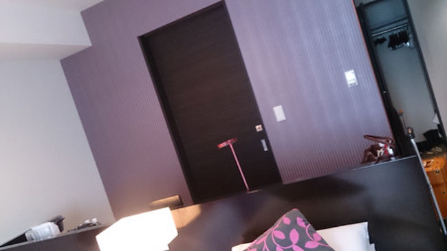 ベッドの向こう側にバスルーム。