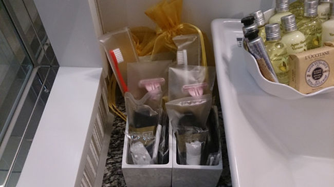 こちら、アメニティーですが…想像以上にしっかりとあってびっくりしています。<br />クシ、綿棒、シャワーキャップ、など。