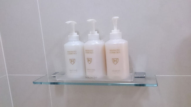 そしてお部屋に置いてあるこも…ミキモトとか…ちょ…そこらへんのハイクラスよりいいもの置いてある……！