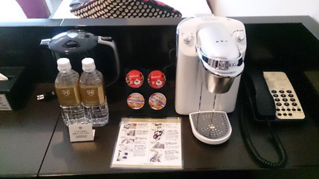更にコーヒーマシーンと無料のお水、ポットもあります。どれも綺麗。<br />