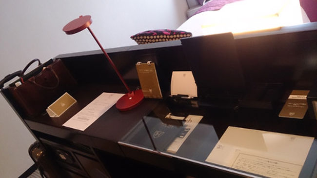 このデスクが大変使いやすくて、ちょっと作業があったので重宝しました。<br />寝ている友達の邪魔せず、体に無理なく作業することができましたから！