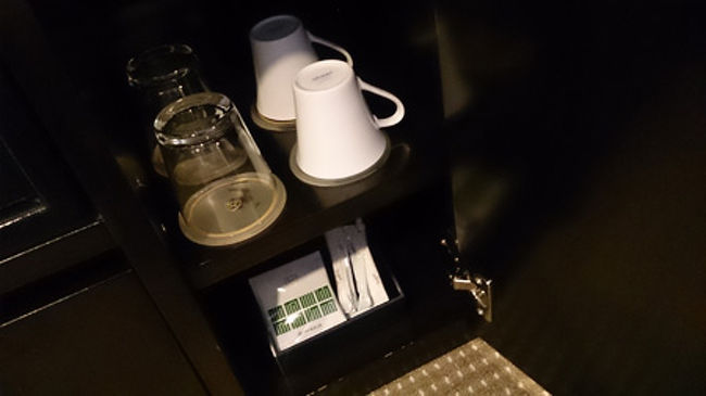 カップとグラス。お茶もあります