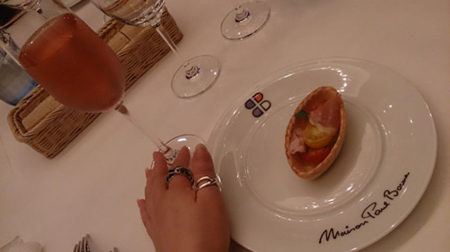 <br />Aperitif Maison-Kir<br />すぐりのシロップの入ったスパークリングワインです。はちみつが絡むような香り…とのことでした。<br /><br />お料理は<br />さわやかなトマトと生ハムのタルトレット<br /><br />お船のような形をしています。下に玉ねぎが敷き詰めてあり、とっても甘くて美味。バターの濃厚さを消してくれて、次の一口に笑顔で迎えました。