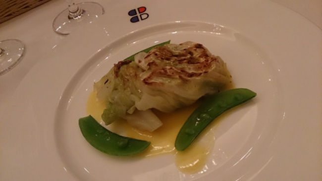 小エビのムースを纏った真鯛のキャベツ包み焼き<br />サフラン風味のバターソース