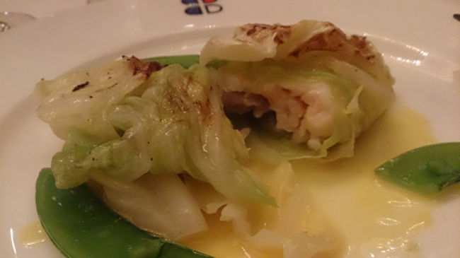 中はこんな感じで。<br /><br />おいしいのですが、なかなかに濃厚。<br />途中で苦しくなってしまいまして…残念でした。おいしいんですよ…サフラン風味のバターソースがまずいわけないじゃないですか…でも前菜もけっこう濃厚でしたので、ダブルパンチな感じでした。<br />