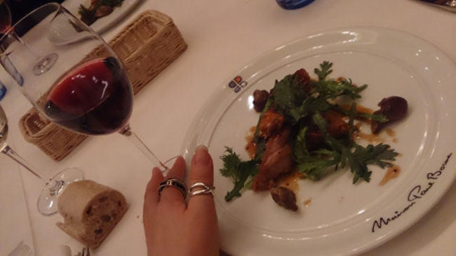 合わせるお料理は…<br />鶏腿肉のソテージューソース　砂肝と鶏レバーのサラダと一緒に<br /><br />はい。レバーだめですので、さよならしてもらいました。<br />砂肝のこりこりとした食感、そしてジューシーな腿肉を頂きます。<br />間違いなく、今日一番おいしいお料理でした。<br />赤はそう色も濃くないですが、香りはとても芳醇。<br />