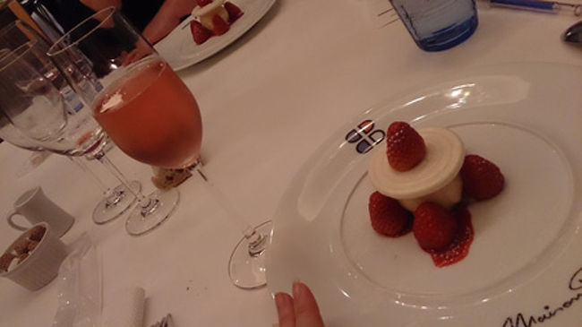 Veuve Ambal,Brut Rose,Cremant  de Bourgogne<br /><br />イチゴと軽いバシュラン　ヴァニラのアイスクリーム添え<br />めれんげサックサクでした。<br />苺、ヴァニラ、そしてメレンゲ…まずいわけない（二度目）<br />そして辛口のスパークリングに戻り、きりっと口の中を引き締めて頂きました。おいしかった。<br />