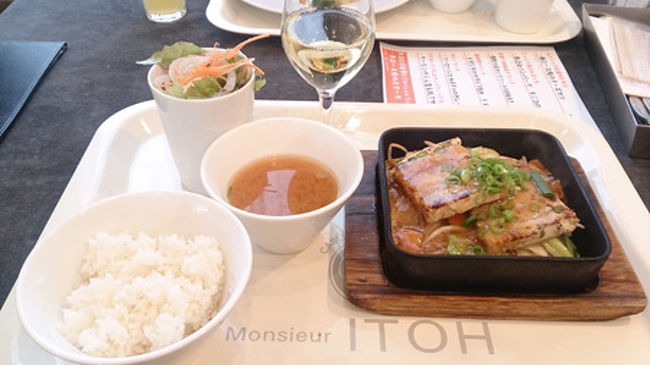 移動面倒でしたので、ホテル併設レストランで頂きます。お豆腐ステーキとご飯、お味噌汁、サラダ…とワイン（小声）