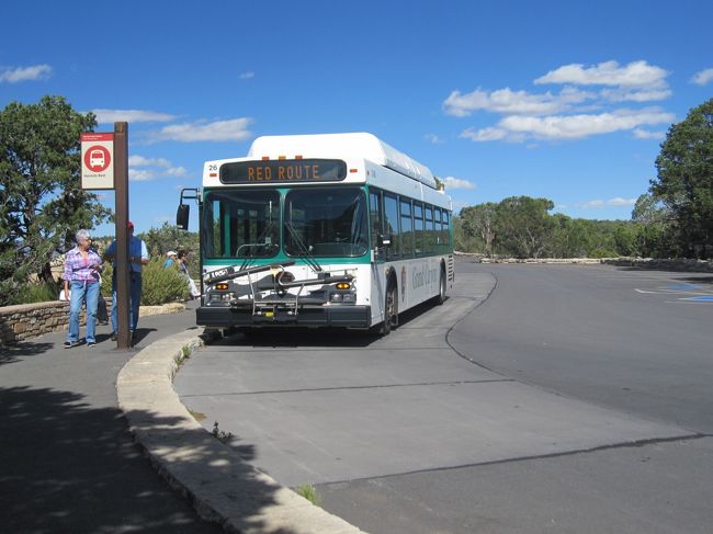 ハーミッツレストへは車の進入は禁止されており、このようなバスで行きます。