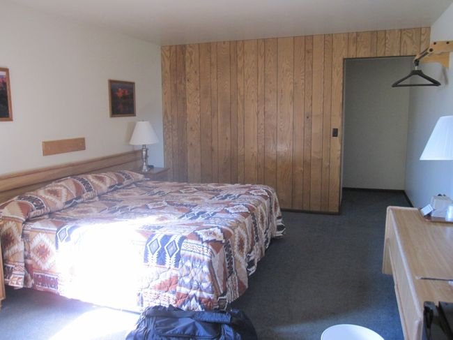 グランドキャニオンでは、サウスリムから7マイル離れたところにある、その名もセブンマイルロッジに泊ります。<br />近くのGENERALSTOREで、明日、ファントムランチに行ける予感がしていたので、明日の朝食と昼食のパンやバナナ、リンゴ、糖分補給のためのチョコレートやアーモンドまた、登山用のステッキを購入しました。