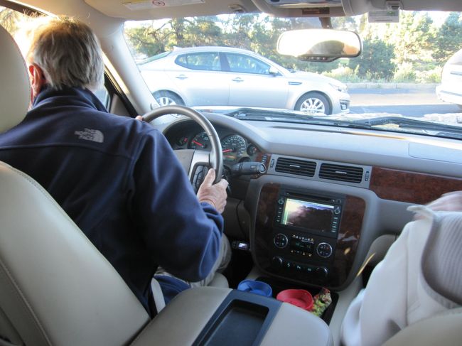 次の日も新たな出会いがありました。<br />ちょうどお隣でも並行してキャンセル待ちをしていた夫婦も手続きをしていて、ほぼ同時に手続きが終わった。以下会話<br />夫人「どっちらからトレイルするのか。」<br />私「サウスカイバブトレイルから行きます。」<br />夫人「私たちもサウスカイバブトレイルからトレイルするので、もしよければトレイルヘッドまで送ります。」<br />私「ありがとうございます。」<br />夫「では、一緒に行きましょう。水は十分持っていますか。」<br />私「500?のペットボトル4本持っています。」<br />夫「サウスカイバブトレイルは、水飲み場がないから、もう少し持って行った方がいい。」<br />私「わかりました。車を近くに停めていますから、あと2本持ってきます。」<br />　それで、夫婦の車にのり、ビジターセンターまで行った。<br />