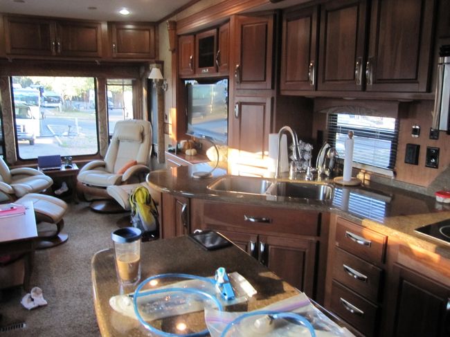 この夫婦は、キャンピングカーでカナダはオンタリオ州トロントから来ていて、そこで用意をするらしく、VISITOR CENTER近くのキャンピングカーまで行った。<br />　キャンピングカーの中を見せてもらう。中は、とても豪華で、台所、やソファ、ベッドルームもあり広々していた。<br />