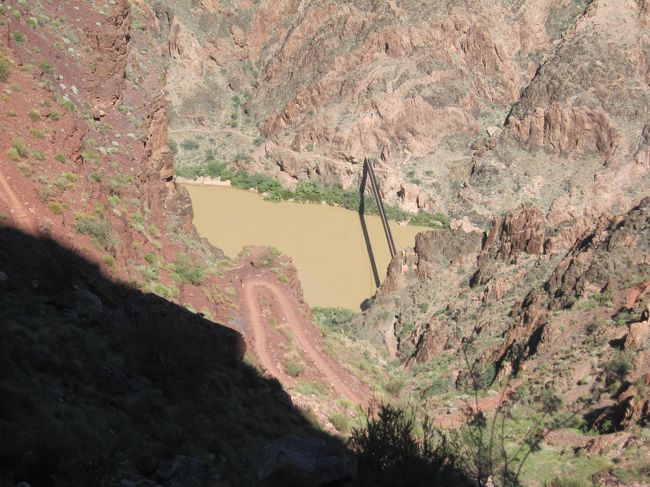 あの橋を渡ります。