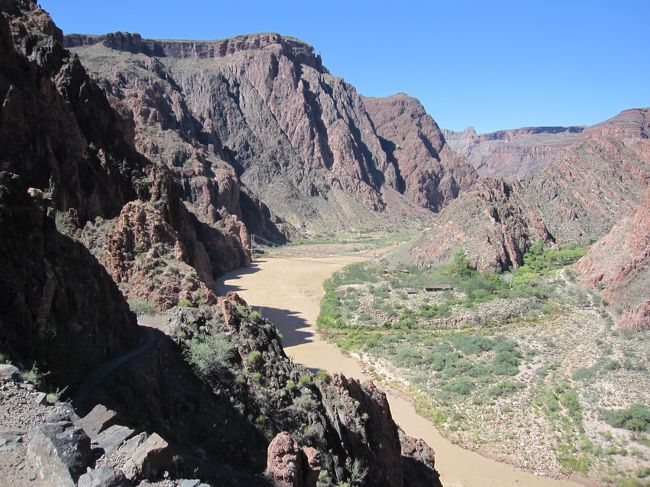 コロラド川がはっきりと見えてきました。