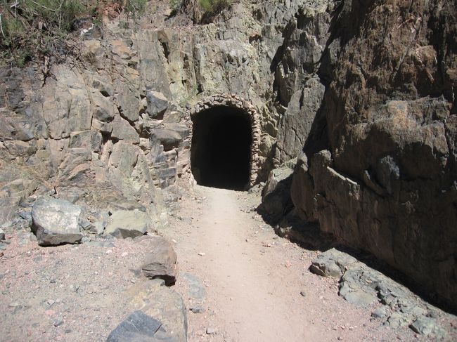 トンネルをくぐり・・・