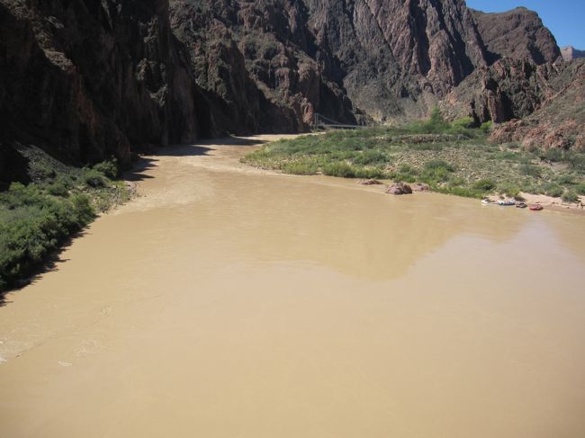 コロラド川に沿って歩きます。