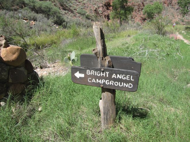 谷底には、キャンプグラウンドもあります。<br />所狭しとテントが張ってあります。