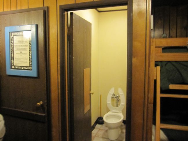 キャビンの中のトイレです。<br />左側は閉まっていますが、シャワー室です。