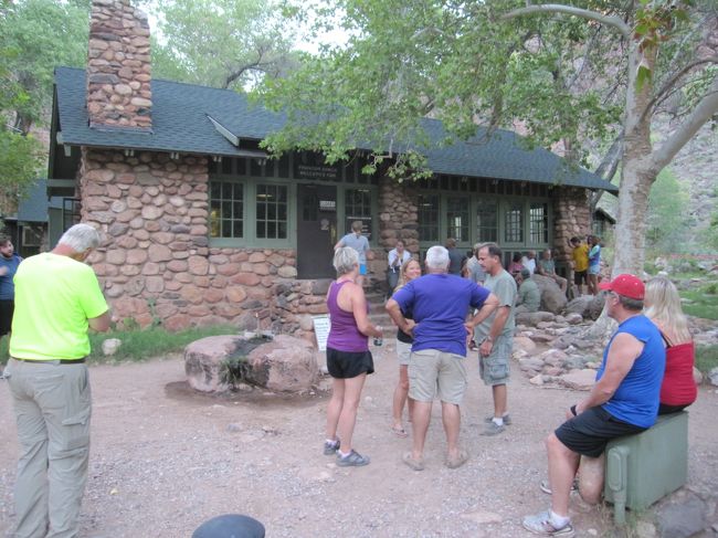 午後6時になり、そろそろ夕食タイムです。<br />食堂兼談話室にみんなで移動する。<br />食堂はクローズとあり、時間まで外で待つことにします。<br />