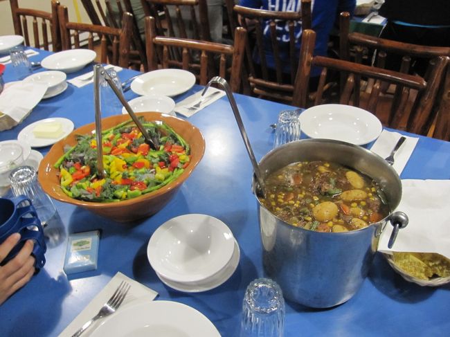 6時30分、いよいよ食堂が開店です。<br />名前を告げると、食事のテーブルが指定される。<br />一人で来ているのは私だけ。もちろん日本人も私だけであった。<br />　ビーフシチューとベジタリアンシチューの大きな鍋とサラダの大皿がテーブルにドンと置いてある。各自サーブします。<br />