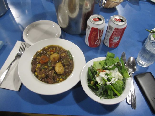 ビールを2本注文し、いよいよ食事の開始。お肉が柔らかくとっても美味しい。<br />同席の人たちとお話をしながら夜が更けていきます。<br />