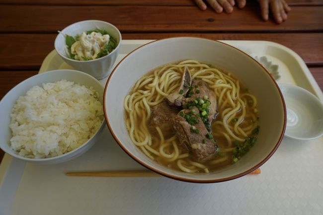 午後のシュノーケリングのために、大原港に移動、ガイドさんに案内された場所で食事。<br />またまたソーキそば。定食にしてみたら、白米ごはんが茶碗一杯！笑<br />カヌーによるカロリー消費はあっという間に覆されました。