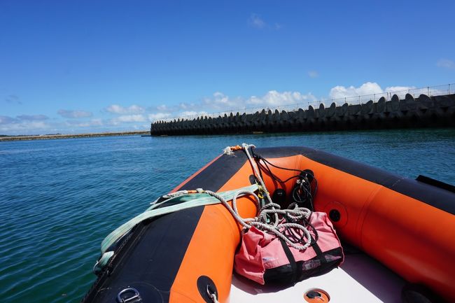 このゴムボートに乗って、パナリ島というところに移動するそう。<br />ゴムボート、初体験！この横っちょの黒い部分に座ったけど・・・スリル満点！<br /><br />大き目の船が通った後、波がゴムボートまで到達すると、想像以上の揺れ！<br />きゃーきゃー言いつつ楽しみました。アトラクションみたいo(〃＾▽＾〃)o