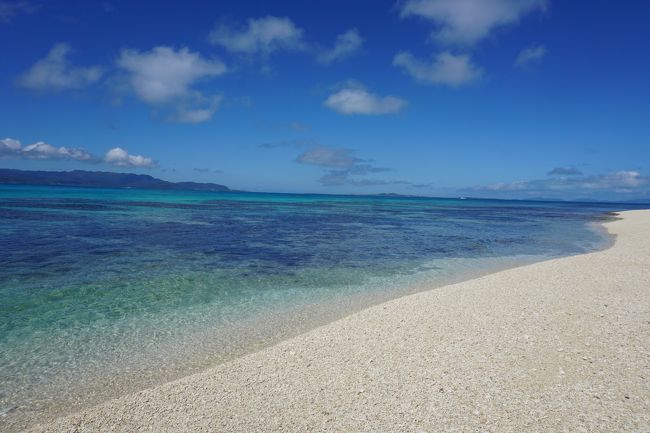 下は砂浜というかサンゴ？<br />歩くと痛てててとなりました。<br /><br />写真は無いけど、シュノーケルを楽しみました。<br />サンゴの近くにはお魚がたくさん。ナマコも居ました。<br />