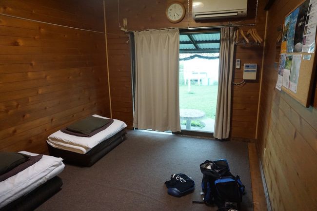 今日の宿はマリウド。<br />お風呂やトイレは共同。<br />お部屋はこんな感じ。<br /><br />宿の人たちは親切でした。<br />壁が薄いので、横のお部屋のグループが夜まで談笑しているのが丸聞こえでそれが辛かった(+o+)せめて、小さい声でお話ししてくれ(>_<)<br /><br />風呂やトイレが共同の宿は慣れないため風呂のタイミングに戸惑いつつも、自由に読んでOKの漫画を夜まで楽しみました。