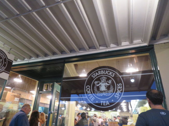 スターバックスの１号店。ロゴマークがオリジナルの茶色のマーク。<br />シアトルの観光名所になっています。<br />とりあえず記念の写真を!(^^)!<br /><br />私はコーヒーは飲まないし、夫は毎日スターバックスのコーヒーを飲んでいるのでここで飲まなくてもいいとか。。。<br /><br />でも、ここにしかないマグカップとかは買ったら良かったかもしれません。<br />ちょっと後悔。
