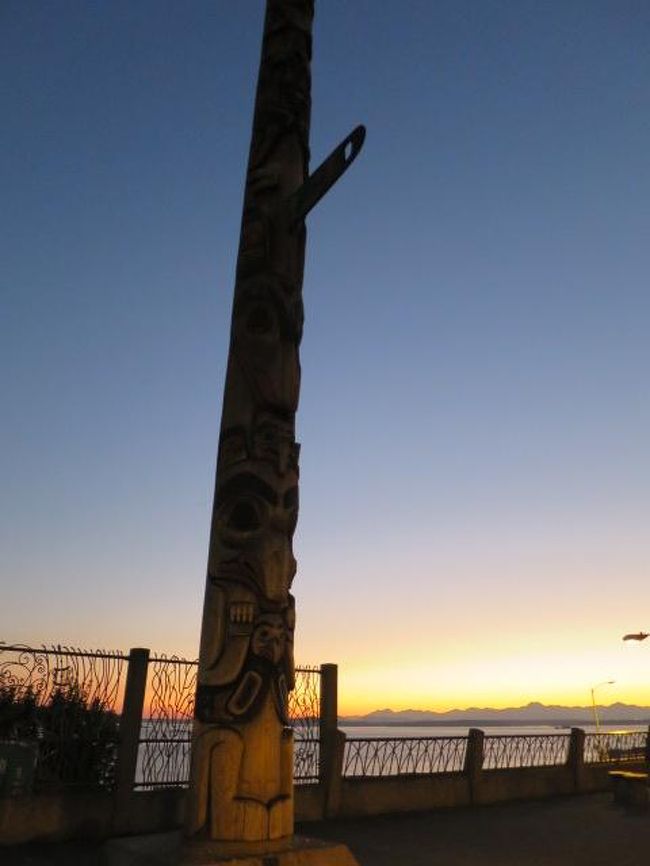 パイクプレイスマーケットの広場で夕暮れを散歩しました。<br />トーテムポールです。<br /><br />散歩したり海を眺めている人々がたくさんいます。<br />何やらダンスのパフォーマンスをしているおばあさんがいました。カメラを向けるとたぶんチップを要求してくるだろうと思い、黙って目を合わせないようにしてみていました。<br />どこにでも不思議なおばあさんはいるものです。<br /><br />少し肌寒いような気持ちのよいシアトルの風を感じながら、良い旅になるようにとトーテムポールに祈りました。