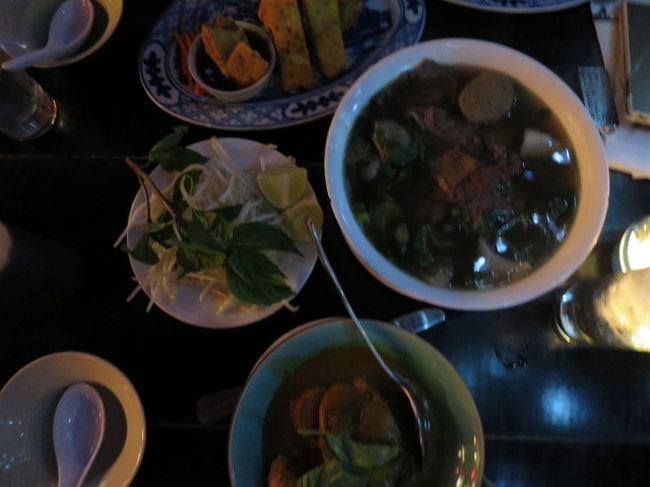 晩ごはんです。<br /><br /><br />Long Provincial Vietnamese<br />1901 Second Avenue, Settle, WA<br /><br />というベトナム料理のお店で食べました。<br />案内された席の照明がテーブルのローソクだったので暗かった。写真も暗いです。<br /><br />鴨のカレー<br />豆腐の厚揚げ<br />牛のフォー<br /><br />二人で分けて食べました。<br /><br />これといった癖もなく美味しかったです。豆腐の厚揚げがさっぱりしていて良い感じでした。<br />うーん。でも暗くて味わいは半減だったと思う。<br />