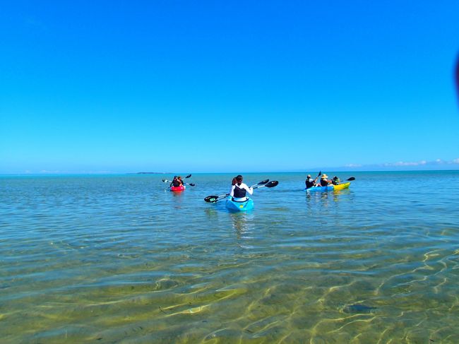 車で移動して、なんてことない茂みからカヌーを海まで運び、ちょっとしたレクチャーを受けた後、出発！上原港近くのどこか。<br /><br />今日は久々の好天気だそうb(￣ﾛ￣)d<br /><br />カヌー初体験だから波に流されてしまわないか、皆についていけるのかドキドキしたけど、海は静かだし何とかなりました。<br /><br />海の中をカヌーで進むと、一面青い海と空に向ってどこまでも進めそう！泳ぐのとはまた違った感覚で、とてもワクワクした気持ちになれました（＝v＝）<br /><br />