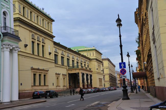 左側にエルミタージュ劇場があります。<br />てっきりここが入口かと思ってたら入れませんでした。<br />地図はないしエルミタージュ劇場はどこなの〜！と焦りました。<br />ぐるっと回って昨日のクルーズで見えてた方が入口でした。