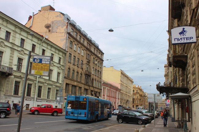 ホテルの裏通りから宮殿広場に向かいます。