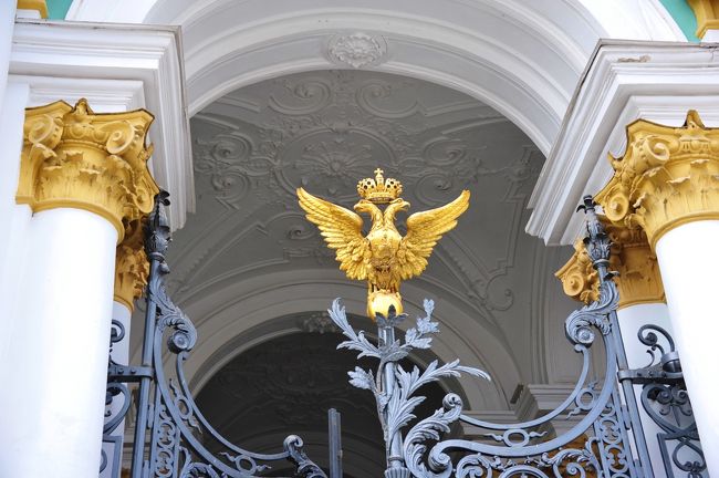 10時に門が開き開園かと思ったら・・・・<br />チケットの無い人は中に進みネットで購入した人はここで待ちます。<br />