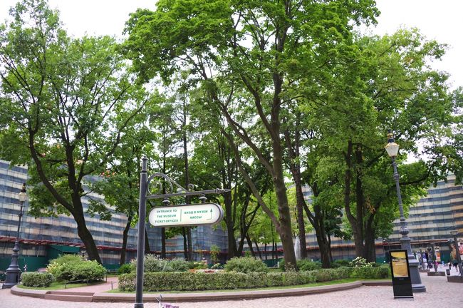 先程の門を抜けたら近代的〜