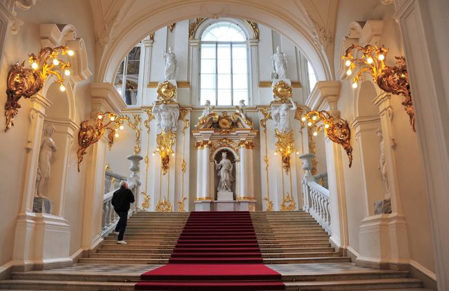 大使の階段<br />皇帝に謁見に来た大使たちが上がった大理石の階段です。