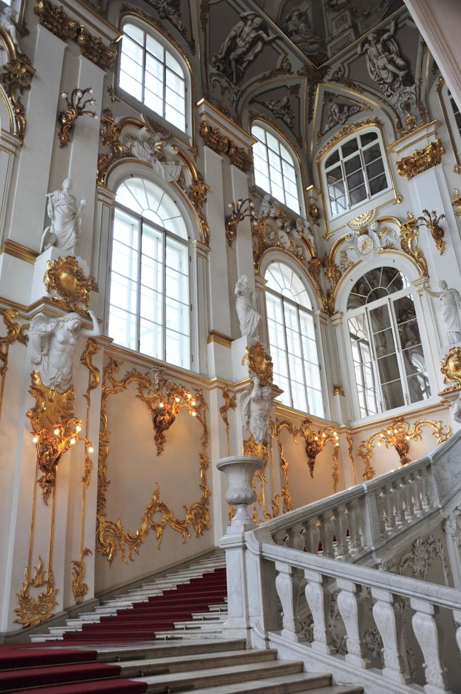 窓あって明るいし白が基調なので全然重くない