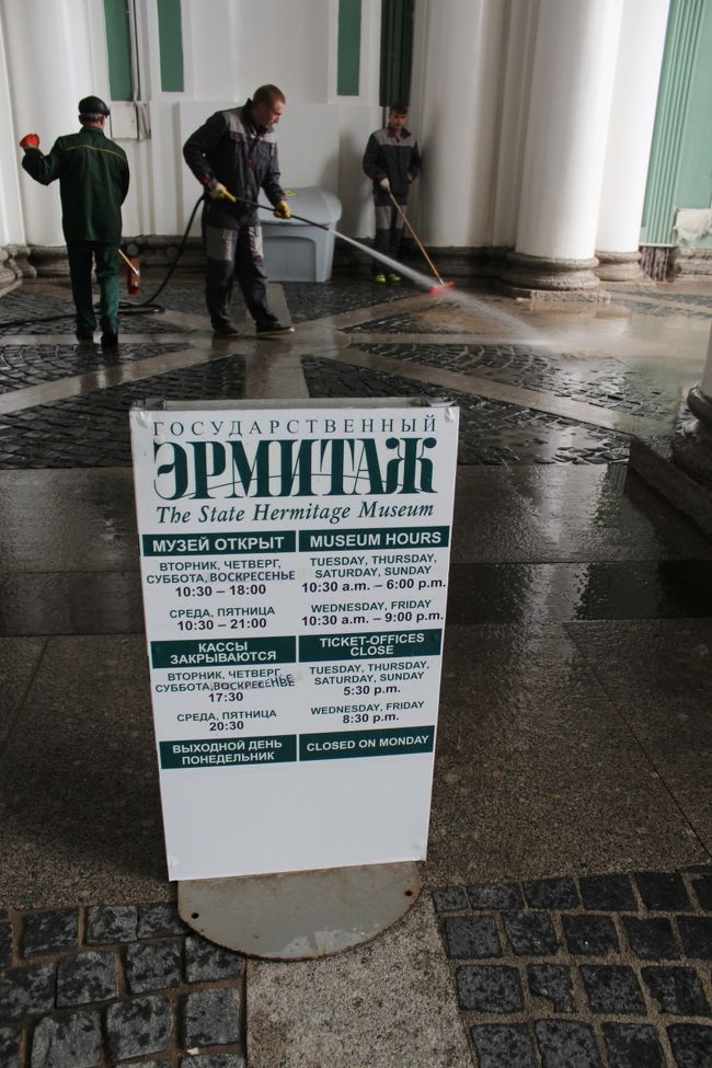 え？10時半からだったの〜？<br />開館は遅いけど閉館も遅いので観光には便利です。<br /><br />お掃除が始まりました・苦笑<br />慣れてらっしゃるのでお水がかかる事もなかったけど、ホースで天井まで洗ってました。<br />白い柱から薄ら泥水が流れていました。<br />毎日直接水洗いが出来たらいいですネ。<br /><br />