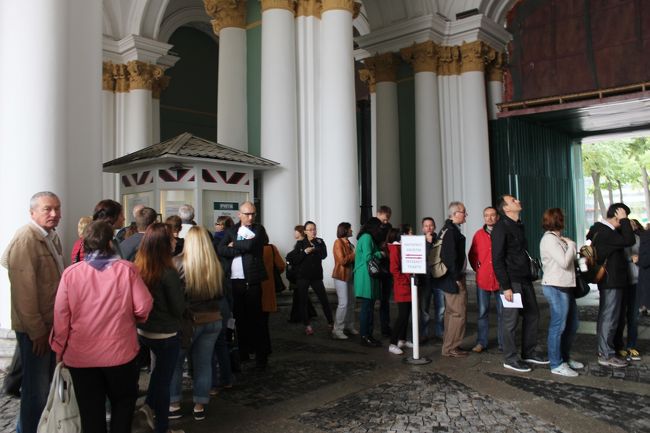 インターネットのチケットブースは2つあります。<br />ちょっとしたら列に。