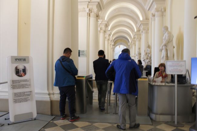 セキュリティをして入場です。<br />大きな荷物はクロークに預けるみたい。<br />