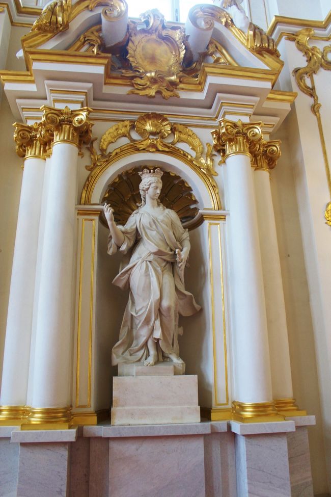 こういう建物に行くとたまに、当時はどうだったのかなぁ〜と思う事があります。<br />資金不足なのか、オリジナルに忠実なのか、修復もままならない内部もあったりしますが、こういう金ぴかの内部も。<br />やはり綺麗にしてくれている方が気分はいいかな。