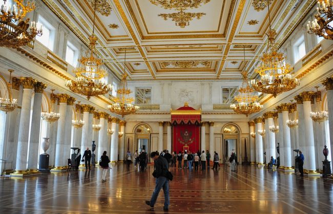 玉座の間<br />クラシックスタイルの玉座の間<br />1837年の火災で宮殿が焼失した後ニコライ1世が壁を大理石に造り替えました。