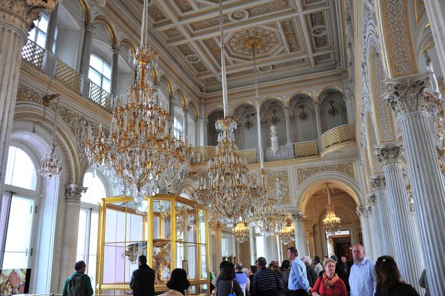 入館して30分もしたら大陸関係のご一行で混雑してきました。<br />混むと階段の写真は撮りにくいです。