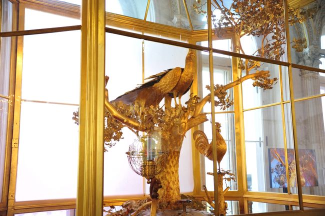 パヴィリオンの間にある18世紀イギリスの時計職人ジェイムズコックス作の大きな黄金の仕掛け時計