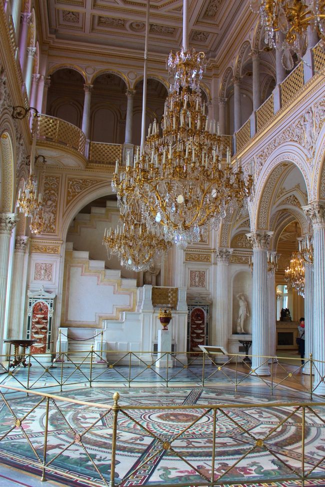 このフロアーのモザイクも必見