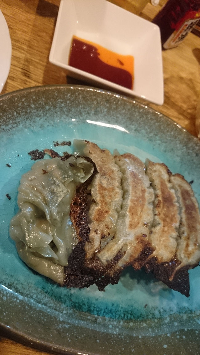 波照間島の初日の夜は、味○と言うお店で夕飯を取りました〜そこで、初めて知ったのですが、長命草と言う、薬味っぽい味の葉っぱが入った餃子をいただきました〜初めて食べる味でしたが、美味しかったです！！<br />それにしても、外は真っ暗で、大自然を感じました〜