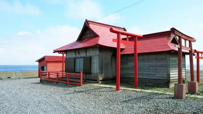 翌日は、急きょレンタカーを借りて島を巡る。島の神社は雪対策と歴史が無いためか、簡素だ。